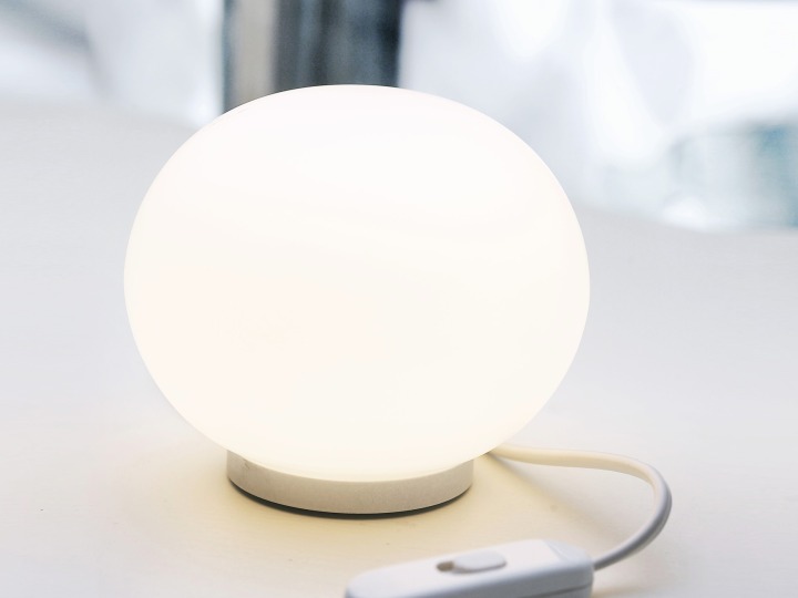 Mini Glo-Ball Table - Flos - lampa biurkowa – zdjęcie 5