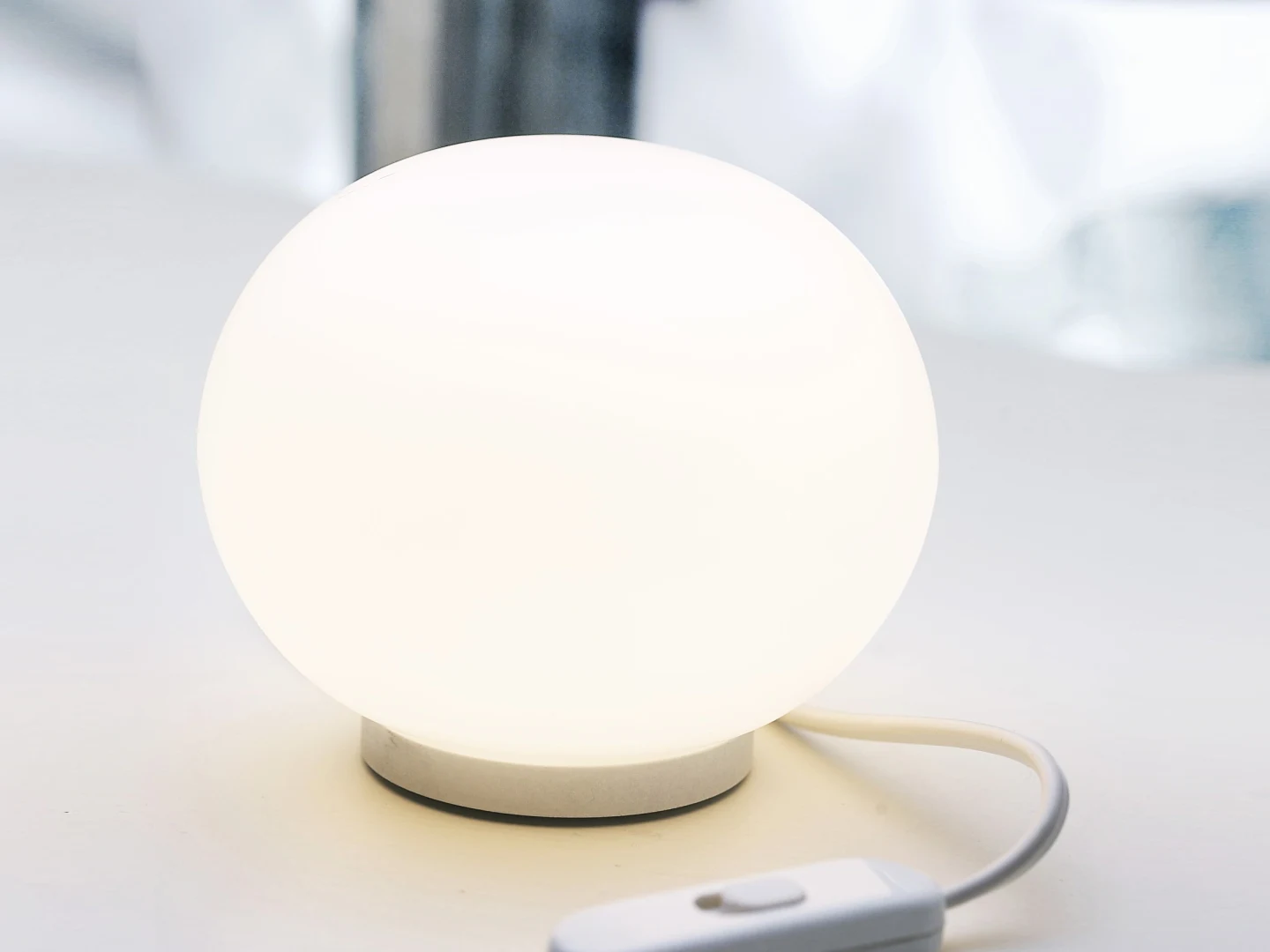 Mini Glo-Ball Table - Flos - lampa biurkowa – zdjęcie 5