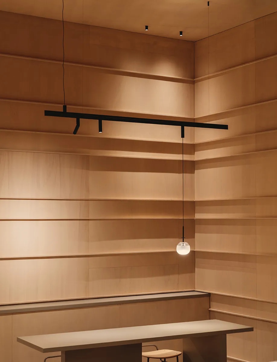 Minimalistyczna kompozycja oświetlenia w architektonicznym wnętrzu
