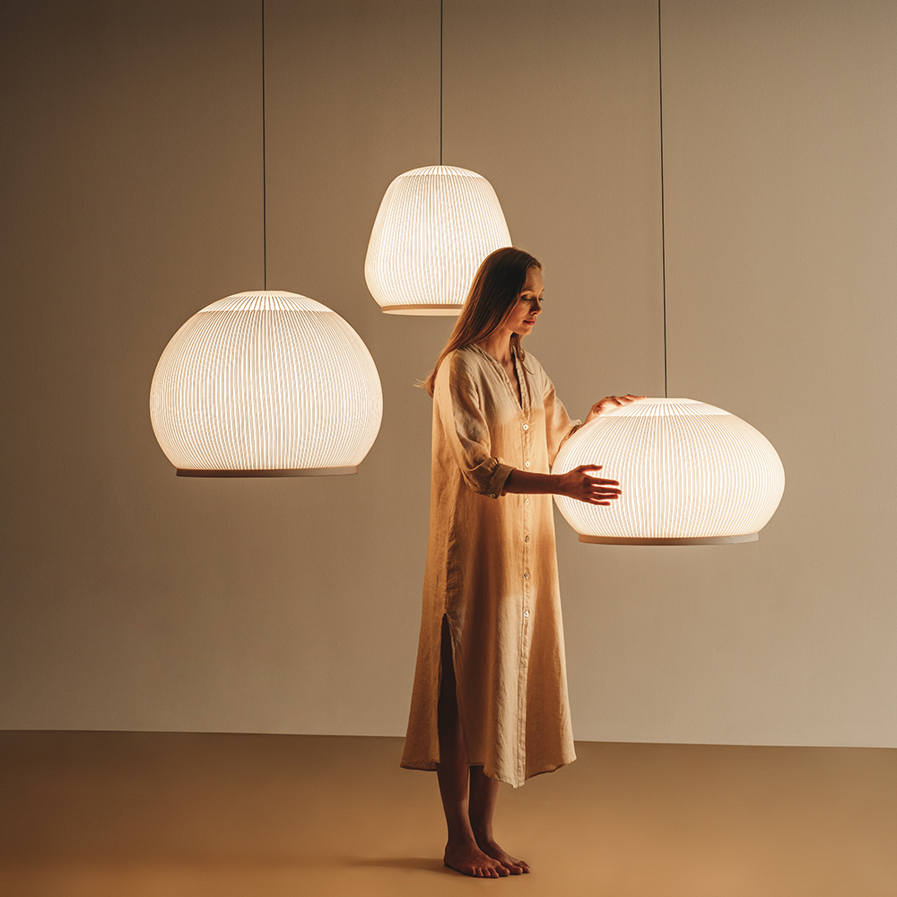 Dekoracyjne lampy wiszące w ciepłym wnętrzu