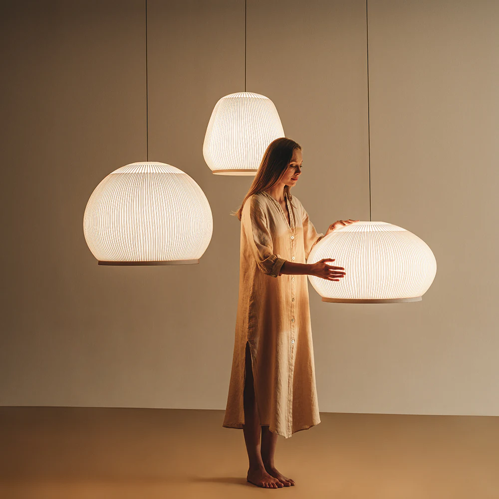 Dekoracyjne lampy wiszące Vibia Knit we wnętrzu